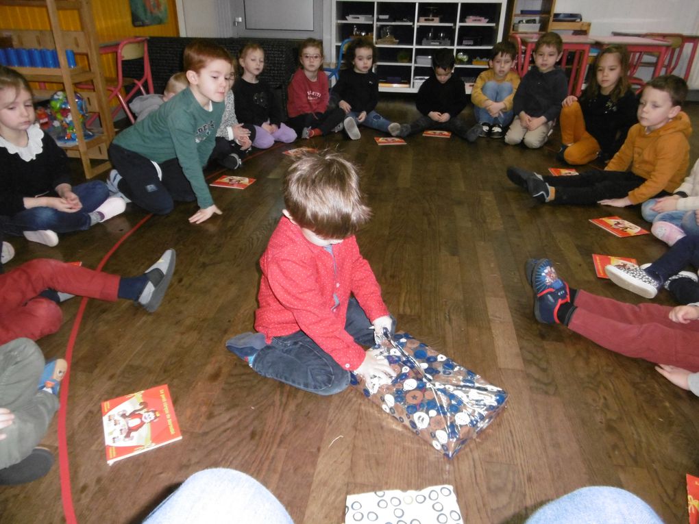 Pendant les vacances de Noêl, le Père Noël est passé dans les classes