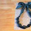 Collier en tissu bleu.