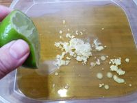 1 - Préparer à l'avance la marinade pour les gambas en ajoutant successivement les ingrédients suivant dans un récipient pouvant contenir les brochettes de gambas : un bon fond d'huile d'olive, l'ail pelé, dégermé et écrasé, le gingembre râpé, les épices et les herbes, le sel et le poivre. Mettre les gambas à mariner dans cette préparation pendant 2 à 3 h en les retournant de temps en temps pour bien imprégner toutes les faces. Découper le fromage manchego en petits cubes. Egoutter les brochettes de gambas pour retirer l'excédent d'huile, les déposer sur une plaque allant au four recouverte de papier aluminium et les passer au grill pendant 2 à 3 mn sur chaque face.