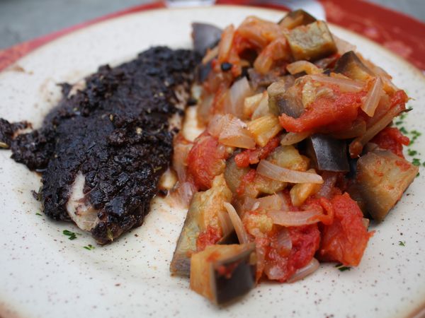 Vincent lève les filets du rouget et les légumes mijotent...