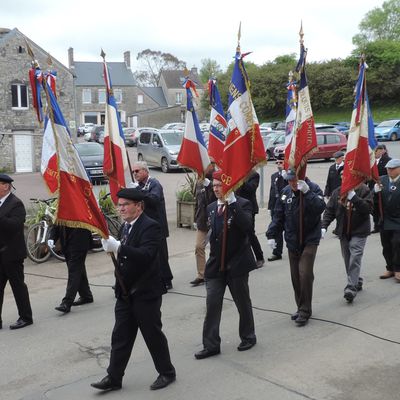 12 porte-drapeaux présents à Besneville