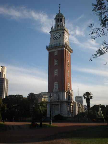 Buenos Aires : un peu Paris, un peu l'Italie, le tout dans la lumière, l'effervescence et la démesure sudaméricaines. De San Telmo à La Boca, de Puerto Madero à La Recoleta... sur un rythme de "dos por cuatro", "La Reina de la Plata" offre sa po