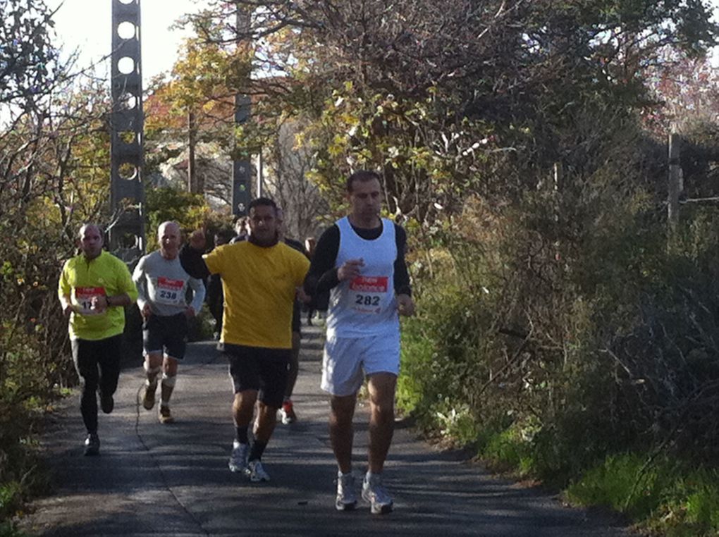 Une Randonnée Pédestre de 7.7km, des courses enfants dans le parc du Gd Séminaire et un Mini Trail de 9.2km qui domine Marseille et la réserve du Vallon Dol... 
Le tout dans le cadre du TELETHON 2011.