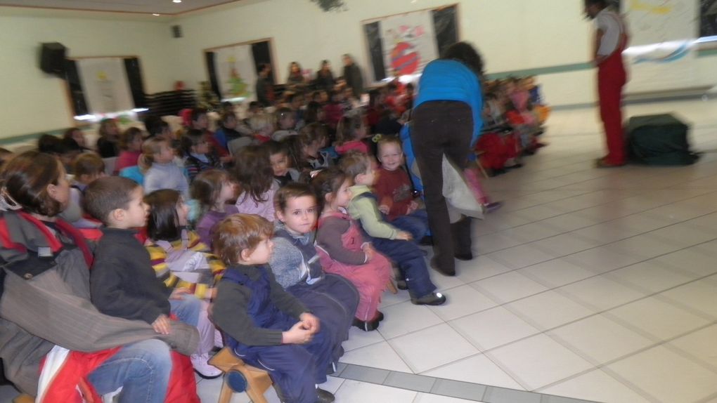 Spectacle de Noël avec toutes les classes à la salle des fêtes de St Paul