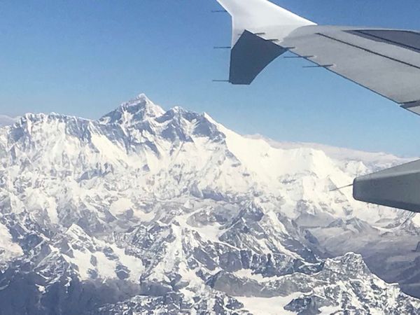 En vol  : survol de l'Himalaya  ( sur le coté gauche )  et passage de l'Everest  8540 m  - Notez que atterrissage  sur Paro ne se fait  que de jour  et  au visuel  par des pilotes agrées  et qu'il est réputé  parmi les plus dangereux du monde  ( mais ceci est un secret bien gardé , tourisme oblige ) )  