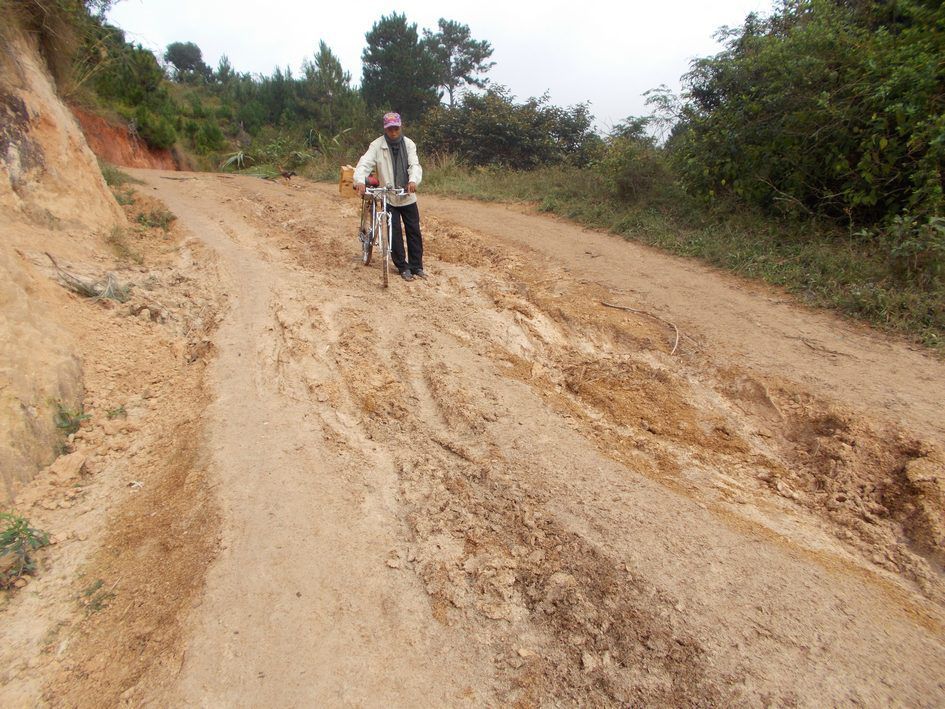 Jean Noël utilise le vélo pour transporter les malles. Les routes sont parfois difficiles....