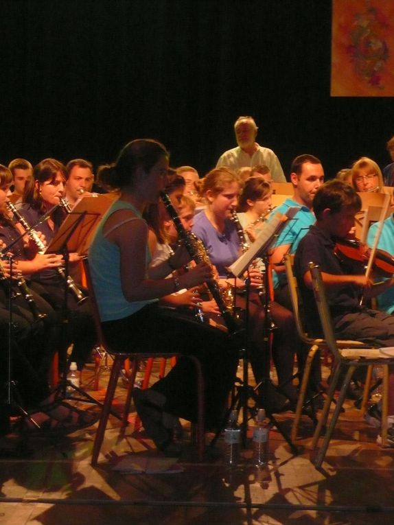 L'Orchestre Junior a ouvert le festival et joué un morceau avec toutes les autres Harmonies après l'entract.