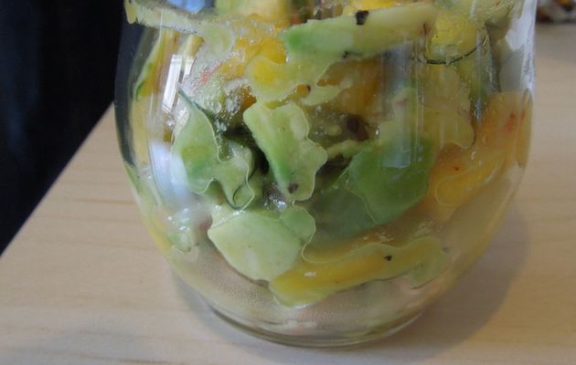 Tartare de crevettes, mangue et avocat en verrine