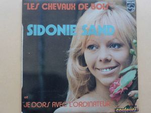sidonie sand, une chanteuse française des années 1970 avec son titre emblématique &quot;je dors avec l'ordinateur&quot;