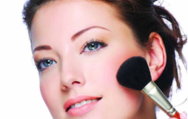 Etape d'application du maquillage