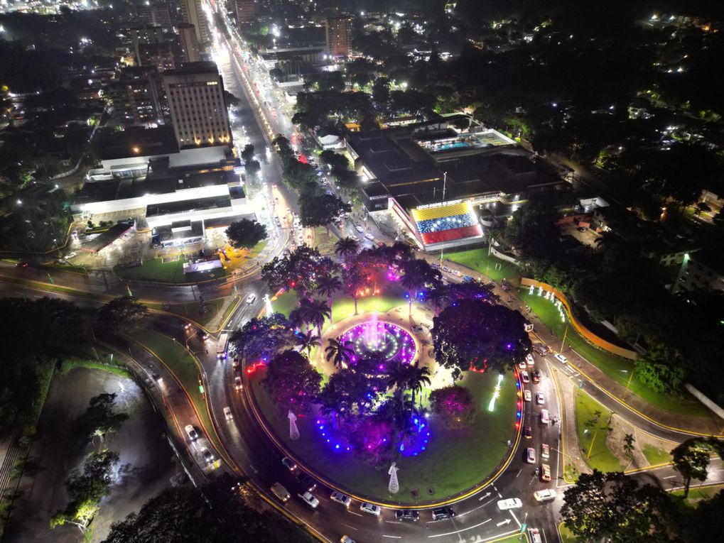 Gobernador Lacava dio bienvenida a la Navidad 2024 en Carabobo con encendido de luces y bicicletada familiar