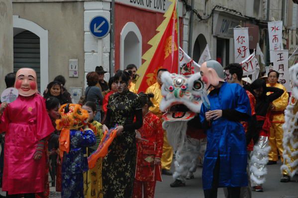  le défilé du nouvel an chinois samedi 17 Février , pour la première  fois en  Arles ,  cette année prés de 250 personnes ont participées à ce coup d’essai ,