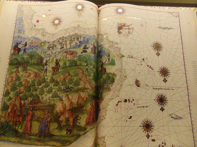 Dans la bibliothèque du château, une très belle exposition de fac-similés de manuscrits du XV, atlas du XVI et bestiaire du XVII