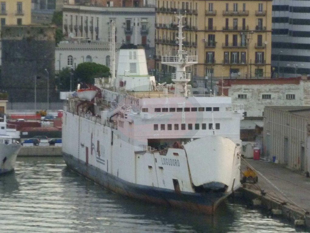 Pompéi est une cité de la province de Campanie. Elle a été détruite en 79 ap JC lorsque l'éruption du Vésuve causa la mort de 3000 personnes que l'on retrouva sous 7m de lave. La catastrophe dura 3 jour et le port de Herculanum fût aussi détruit par des coulées de boue brûlante.