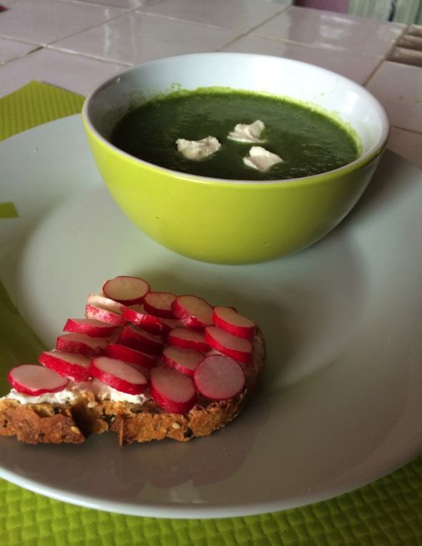 Soupe de fanes de radis et sa tartine