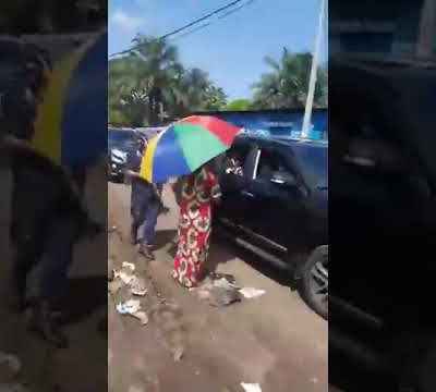 Vu sur fb, Tshibala 1er ministre de Joseph Kabila distribue l'argent