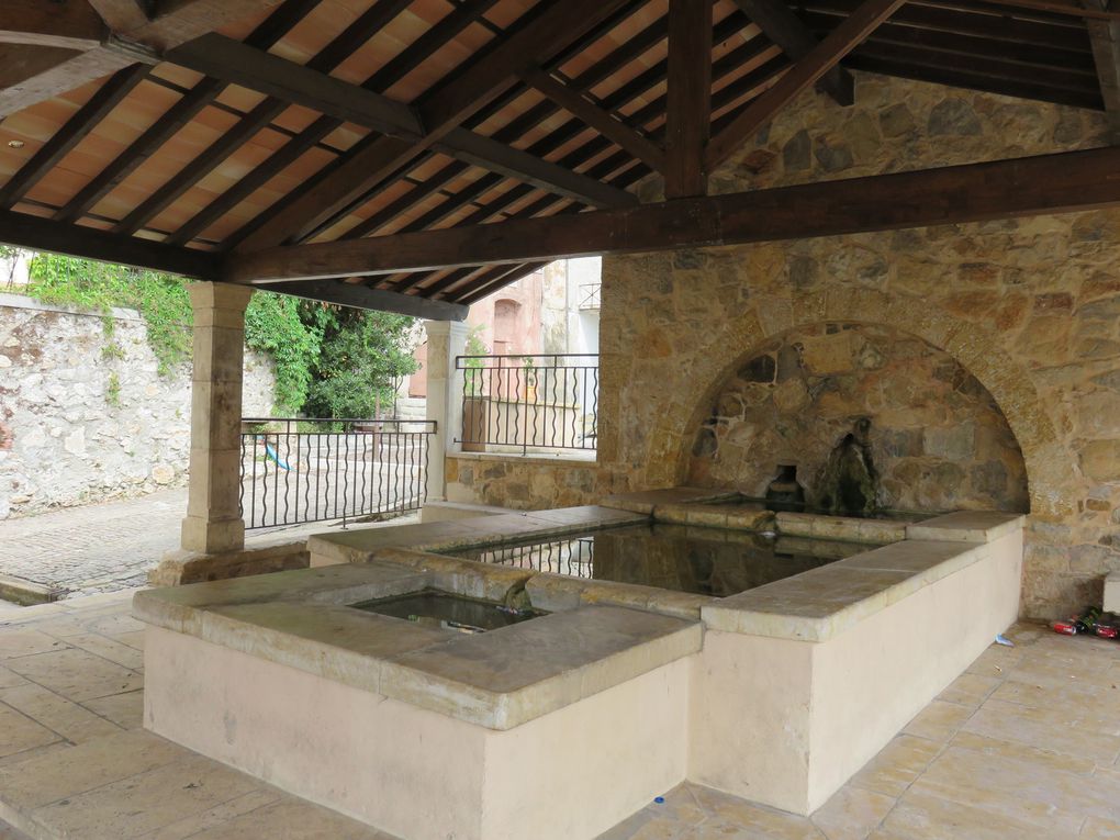 Se consoler du peu de ventes en admirant l'environnement : une magnifique maison, le lavoir...