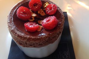 Soufflé chocolat praliné, framboises