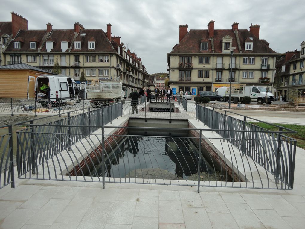 Les élus du SIAERG visite une rivière de Seine-Maritime dont le cours avait été dévié à la Révolution pour alimenter un moulin, a retrouvé son lit naturel au fond de la vallée, après une opération de "renaturation".