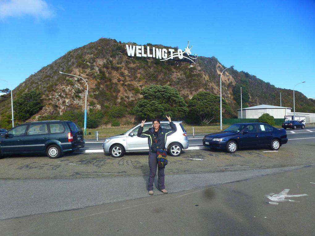 nuit dans l'aéroport de Santiago (Chili),Réjane VS Azog,Wellington et sa superbe expo Gallipoli, les Red rocks, Huka falls, Wai-o-tapu (lacs et grottes de souffre) et sa fameuse champagne pool et surtout avec Laetitia et Clément. 1ère photo à 4: le bain du diable, 2è: champagne pool