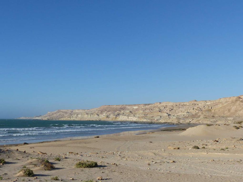 La côte et le village de l'Oued Krâa.