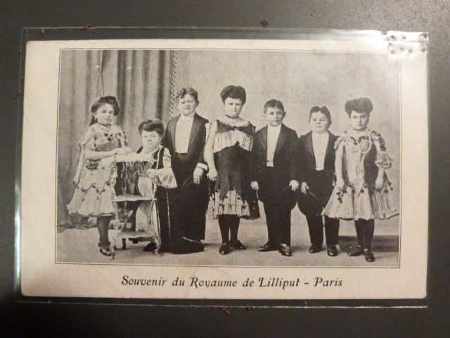 LES LILLIPUTIENS ... QUI ONT ILS ÉTÉ ? QUE SONT ILS DEVENUS ? Par extension, « lilliputien » est un adjectif signifiant « de petite taille » et peut être utilisé de nombreuses façons dans ce sens. C'est pourquoi ils ont été aussi appelés « nains harmonieux » (en effet, ils ne souffrent pas de nanisme car ils conservent des proportions harmonieuses). On parle également de « nain hypophysaire », car leur production d'hormone de croissance est altérée au cours du développement.