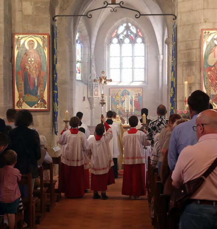 Première communion de Chloé au cours de la messe du 7e dimanche de Pâques avant la Pentecôte.