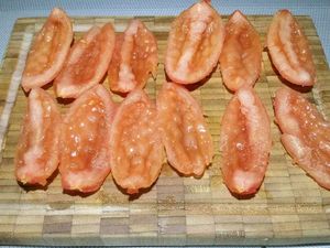 1 - Mettre votre mozzarella à égoutter (la veille si possible). Inciser en croix le haut des tomates Roma. Les plonger 30 sec.dans une casserole d'eau portée à ébullition, les sortir et les plonger immédiatement dans un bol d'eau froide. Détacher la peau, les découper en 4 dans le sens de la longueur et les épépiner. Les mettre à mariner pendant 30 mn dans un récipient avec un peu d'huile d'olive, l'ail émincé, le thym émietté, 1 pincée de sucre et assaisonner de sel et poivre. Les déposer ensuite sur une feuille de papier sulfurisé et placer au four th 3/4 (100°) pour environ 1h à 1h30.