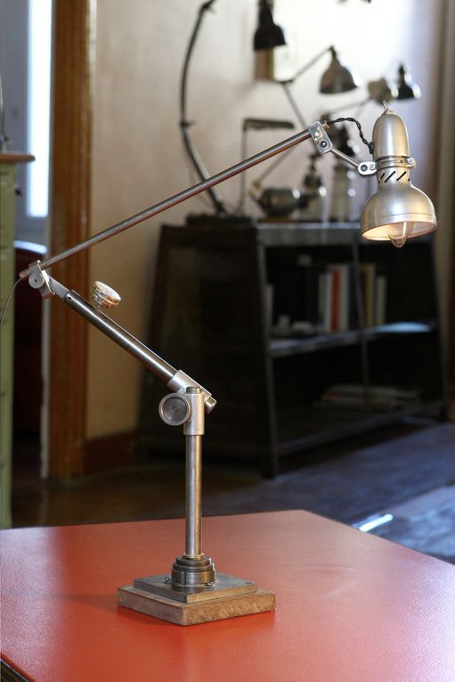 Je me suis inspiré des lampes industrielles et d'atelier pour créer ces lampes qui se distinguent par un nombre important d'articulations qui permettent d'orienter la lampe dans toute les directions.