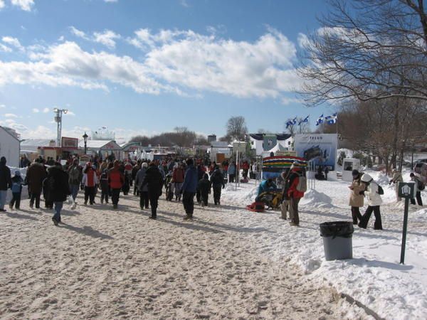 Photos de qu&eacute;bec, m&eacute;langeant le carnaval et des vues de la ville sous un voile hivernal.