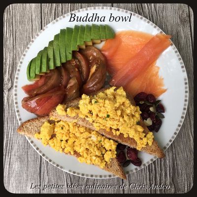 Buddha bowl aux oeufs brouillés et saumon