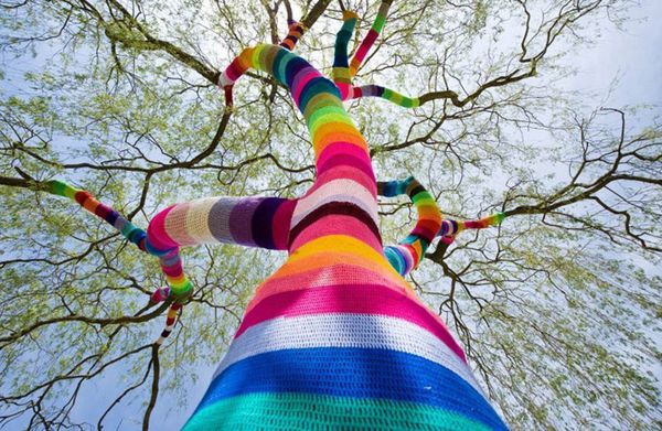 Árbol con tronco vestido de colores