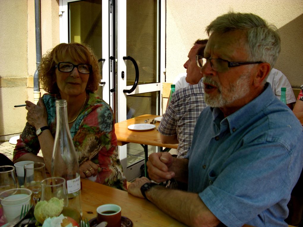 L'au-revoir de Madame Gisèle Schneider-Masson, alias Gisou, aux gabelous. C'était le 7 mai 2011 à Hestroff au Vieux Lavoir.