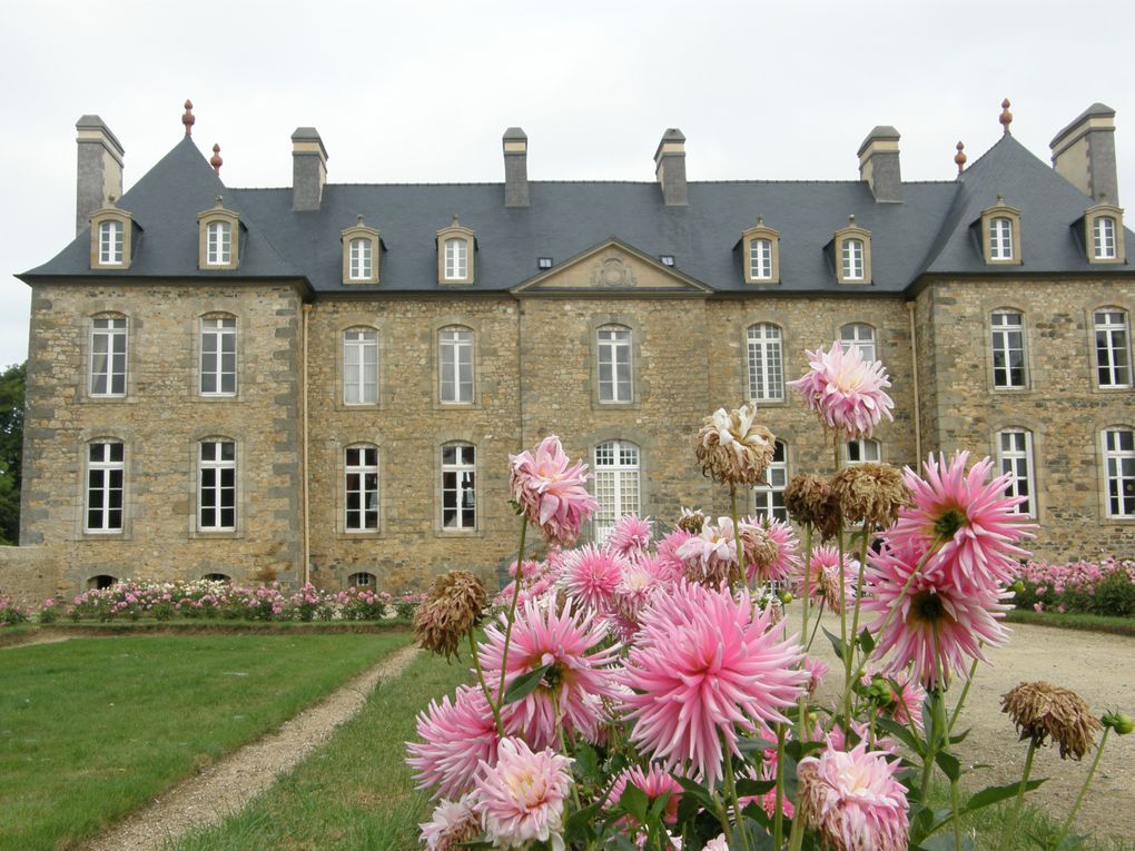 Superbe journée de découverte des chateaux du coté de Lanvolon. L'histoire nous rattrape et nous sommes fascinés par ces batisses si imposantes...