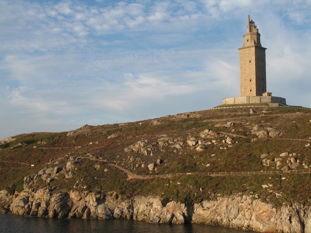 La tour d’Hercule (en espagnol : Torre de Hércules) est un phare romain situé sur un cap, face à l’océan Atlantique, dominant le port de La Corogne, en Galice (Espagne).