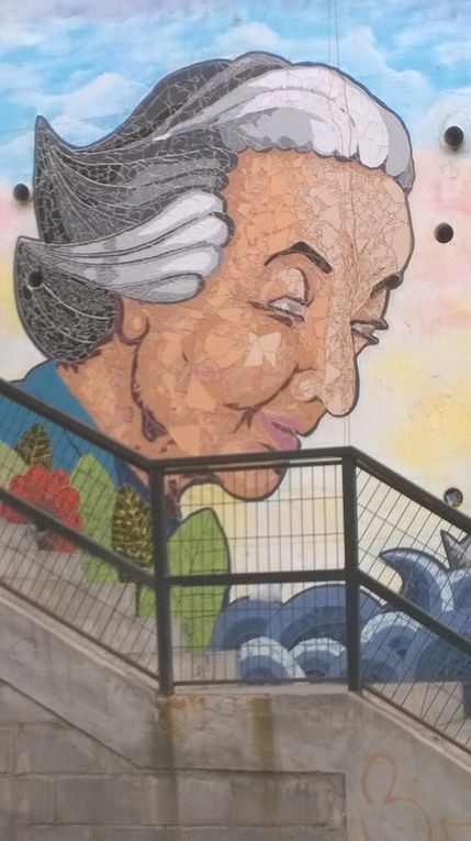 Sur une façade d'école, une fresque en hommage à Gabriela Mistral, grande amie de Pablo Neruda.