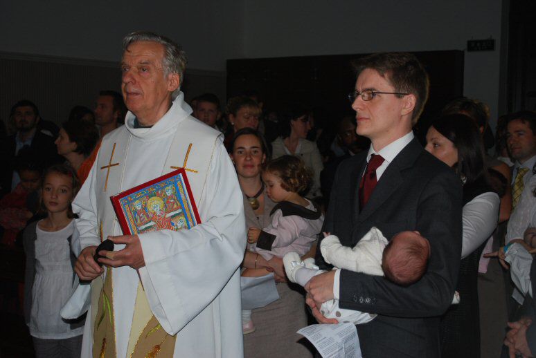 Par ce dimanche de Pâques, deux grands évènements : La messe de Pâques pendant lequel Inès a été baptisé, la chasse aux oeufs dans notre résidence pour Bertille.