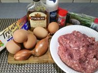 1 - Mettre 4 oeufs à cuire pendant 9 mn pour qu'ils deviennent durs. Peler et émincer les échalotes, les ajouter à la farce de viandes hachées dans un récipient. Ciseler le persil plat (après avoir ôté les tiges) et incorporer à la préparation, puis verser le cognac. Bien mélanger le tout. Battre un oeuf en omelette à la fourchette et l'incorporer à la farce, râper une peu de noix de muscade, saler, poivrer, bien mélanger à nouveau et protéger avec un film étirable. Laisser reposer au réfrigérateur pendant 30 mn 