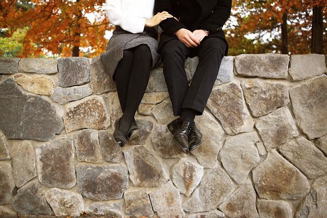 Deux amoureux assis sur un mur