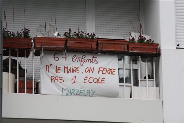 au printemps (de Jules Ferry) les banderoles fleurissent à St Dié
si vous avez d'autres lieux, prnez les en photos nous les publierons
merci