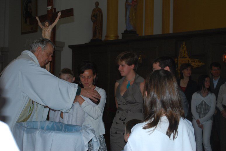 Par ce dimanche de Pâques, deux grands évènements : La messe de Pâques pendant lequel Inès a été baptisé, la chasse aux oeufs dans notre résidence pour Bertille.