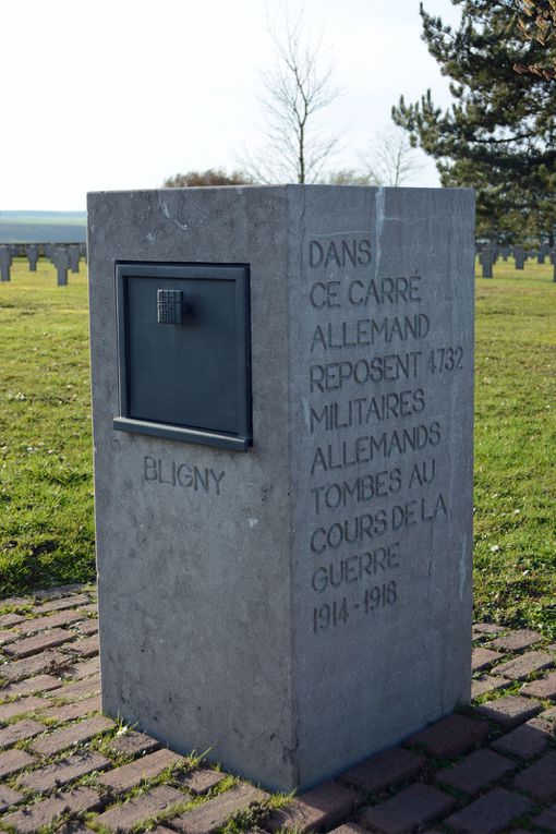 L'entrée du cimetière allemand (cliquez sur les photos)