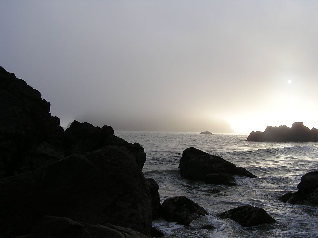 De Seattle (Etat de Washington à Crescent City (Californie), sur  une distance de 1000 kms, la côte oregonnaise offre un paysage magnifique, sauvage et grandiose où souffle l'esprit des peuples premiers, les indiens d'Amérique du Nord.