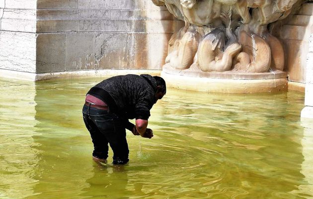 16 avril. La pêche aux pièces de monnaie. Bassin des Tritons.