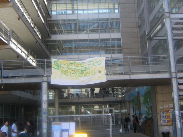 <p><strong>LA GREVE A LA FAC DE SC ECO MONTP1....</strong></p>
<p>Vous verrez d'abord que la gr&egrave;ve a &eacute;t&eacute; le r&eacute;sultat d'un <strong><em>processus d&eacute;mocratique,</em></strong> puis d&eacute;couvrirez quelques un des <em><strong>acteurs de la mobilisation,</strong></em> vous verrez les choses qui ont &eacute;t&eacute; faites : <strong><em>diffusion information, organisation de d&eacute;bats, asembl&eacute;es g&eacute;n&eacute;rales, participation aux &nbsp;manifest