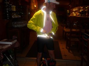 Description : Tour du Mont Blanc par les GR. Distance de 160 km à réaliser en 4 jours. Participants ACPMO : Philippe MARMET.  4 jours pour boucler les 160 km soit un petit marathon en montagne chaque jour. Tout commence dans un petit café de Chamonix bien au chaud avant une journée sous la pluie.