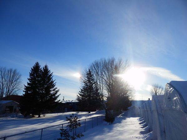 un arc en ciel lui coupait la route perpendiculairement. Si quelqu'un à plus de renseignement ..?!