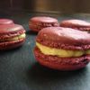 Macaron cassis, crémeux mirabelle