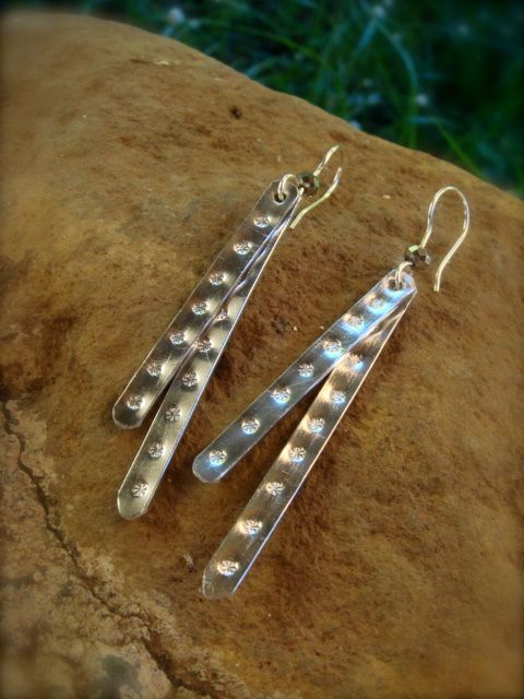 Boucles d'oreilles soit en aluminium soit alliage d'aluminium avec perles de Tahiti