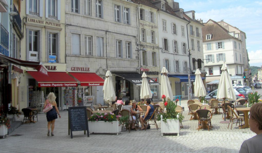 De Hestroff à Annecy plusieurs itinéraires s'offrent au voyageur. Le hasard nous mena à Lons le Saunier où nous avons ddéjeûner avant d'en être chassés par l'orage